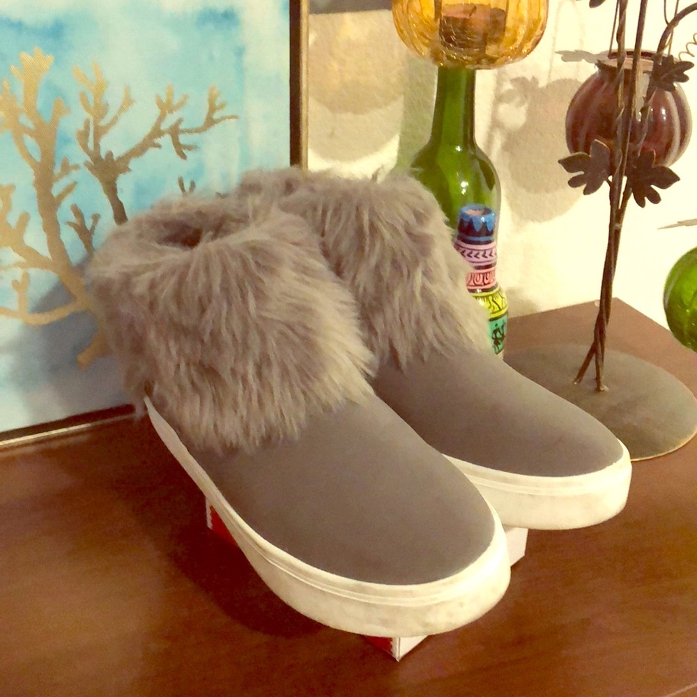 Cute zip-up high top shoes,fur detail